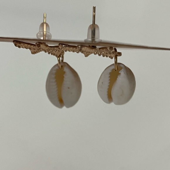 Starfish Earrings with cowrie shell | NWT - Picture 6 of 9